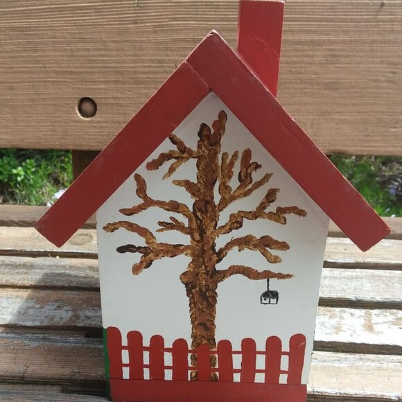 Beautiful Handmade White Birdhouse Mailbox Flowers Garden Shed Tree Heart Red - Picture 3 of 5